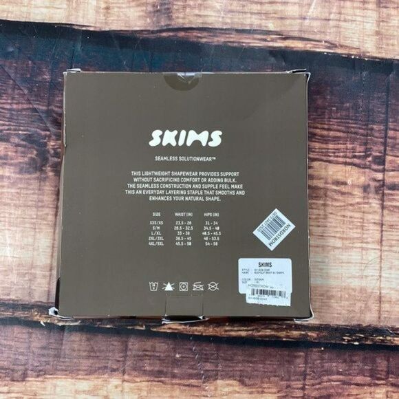 Skims Sculpting Bodysuit Sienna L/XL - Picture 4 of 10